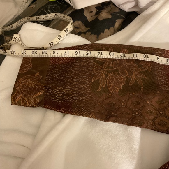 Vintage Tudor Court by by Haband it is large please look at photos for size. - Picture 9 of 11